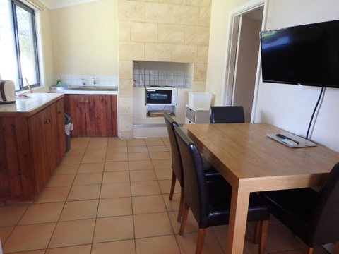 Lazy Lobster Holiday Units & Chalets - Accommodation Rockhampton 4