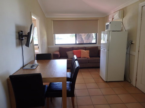 Lazy Lobster Holiday Units & Chalets - Accommodation Rockhampton 3