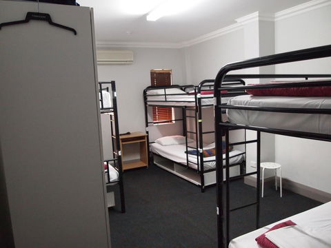 The Emperors Crown Hostel - Accommodation Rockhampton 4
