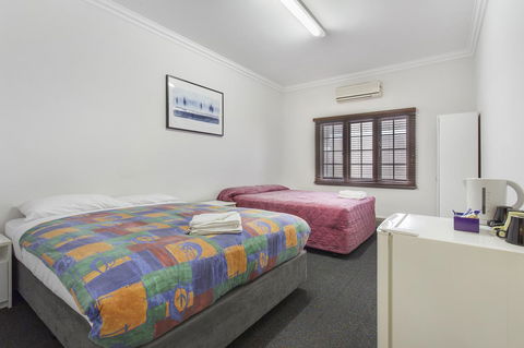 The Emperors Crown Hostel - Accommodation Rockhampton 16