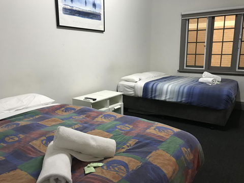 The Emperors Crown Hostel - Accommodation Rockhampton 8