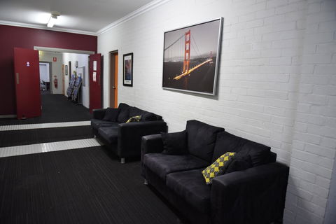 The Emperors Crown Hostel - Accommodation Rockhampton 9