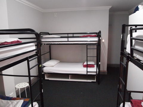 The Emperors Crown Hostel - Accommodation Rockhampton 11