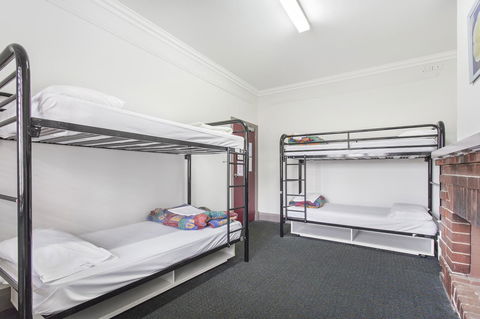 The Emperors Crown Hostel - Accommodation Rockhampton 7