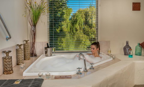 Chimes Spa Retreat - Accommodation Rockhampton 15