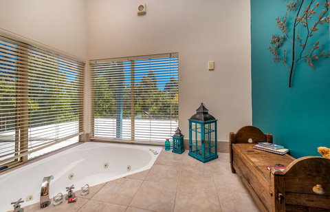 Chimes Spa Retreat - Accommodation Rockhampton 9