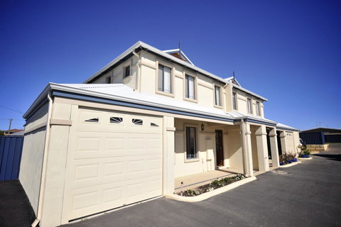 Palm Beach Manor - Accommodation Rockhampton 0