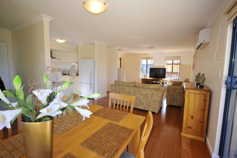 Palm Beach Manor - Accommodation Rockhampton 2
