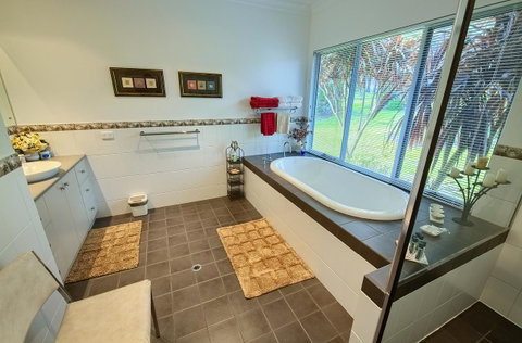 Glenelg On King Bed & Breakfast - Accommodation Rockhampton 3