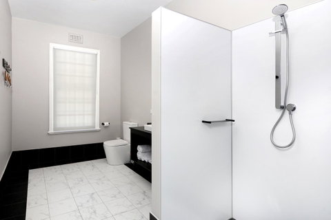 The Stirling Arms Hotel - Accommodation Rockhampton 9