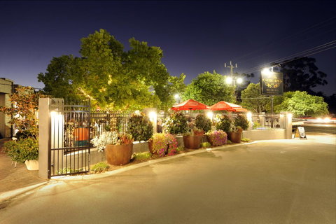 The Stirling Arms Hotel - Accommodation Rockhampton 1