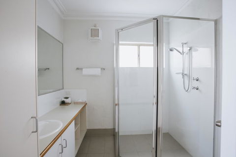 Canal Rocks Beachfront Apartments - Accommodation Rockhampton 34