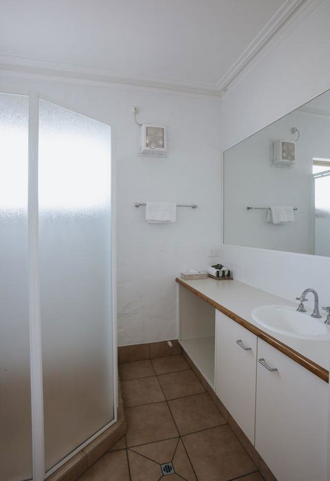 Canal Rocks Beachfront Apartments - Accommodation Rockhampton 6