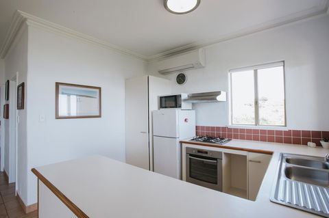 Canal Rocks Beachfront Apartments - Accommodation Rockhampton 10