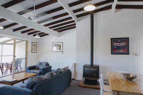 Canal Rocks Beachfront Apartments - Accommodation Rockhampton 29