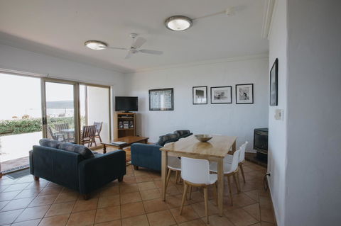 Canal Rocks Beachfront Apartments - Accommodation Rockhampton 8