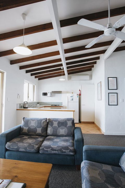Canal Rocks Beachfront Apartments - Accommodation Rockhampton 4