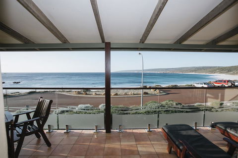 Canal Rocks Beachfront Apartments - Accommodation Rockhampton 0