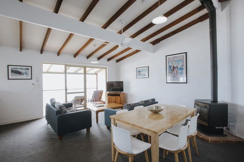 Canal Rocks Beachfront Apartments - Accommodation Rockhampton 22