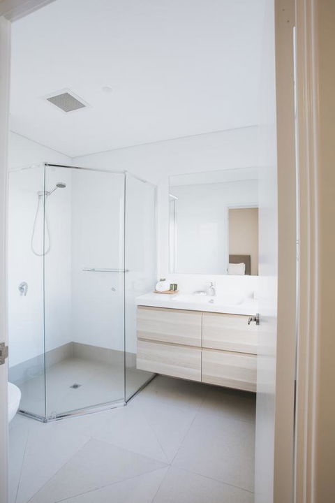 Canal Rocks Beachfront Apartments - Accommodation Rockhampton 40