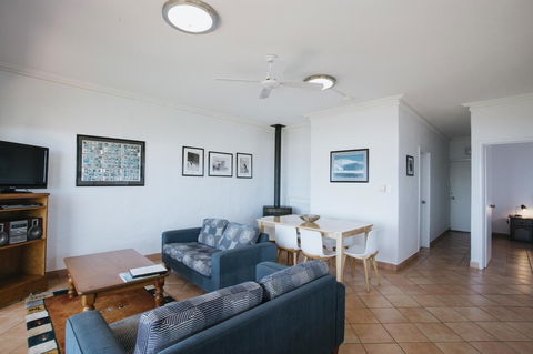Canal Rocks Beachfront Apartments - Accommodation Rockhampton 9