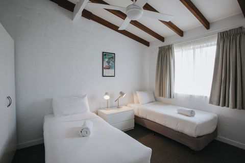 Canal Rocks Beachfront Apartments - Accommodation Rockhampton 17