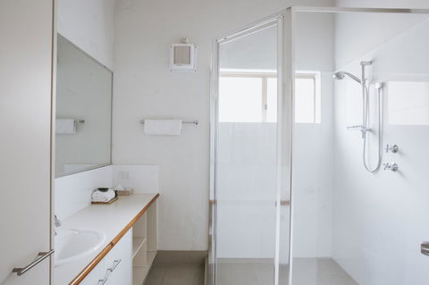 Canal Rocks Beachfront Apartments - Accommodation Rockhampton 1