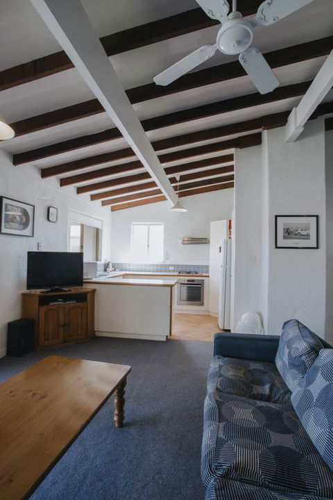 Canal Rocks Beachfront Apartments - Accommodation Rockhampton 11