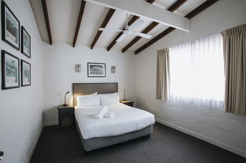Canal Rocks Beachfront Apartments - Accommodation Rockhampton 3