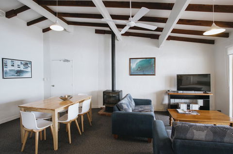 Canal Rocks Beachfront Apartments - Accommodation Rockhampton 2