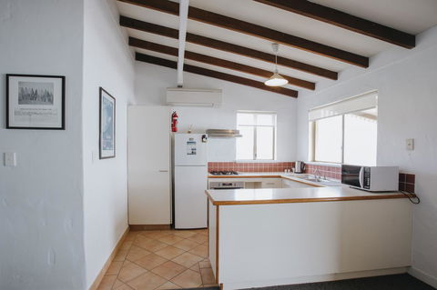 Canal Rocks Beachfront Apartments - Accommodation Rockhampton 21