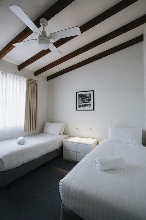Canal Rocks Beachfront Apartments - Accommodation Rockhampton 12