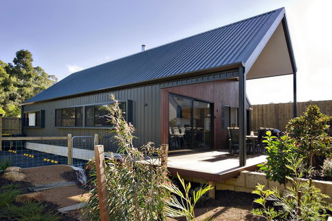 Margaret River Bungalow-1-street - Pet Friendly - Accommodation Rockhampton 1