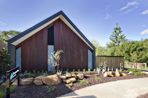 Margaret River Bungalow-1-street - Pet Friendly - Accommodation Rockhampton 0