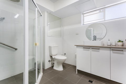 Laman Lodge, Unit 2, 15 Laman Street - Accommodation Rockhampton 11