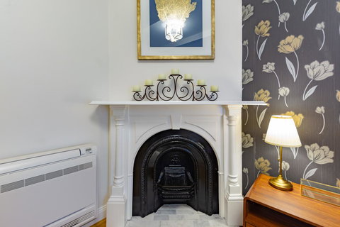 Heritage Townhouse Near Harbour Bridge - Accommodation Rockhampton 8