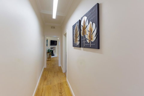 Heritage Townhouse Near Harbour Bridge - Accommodation Rockhampton 12