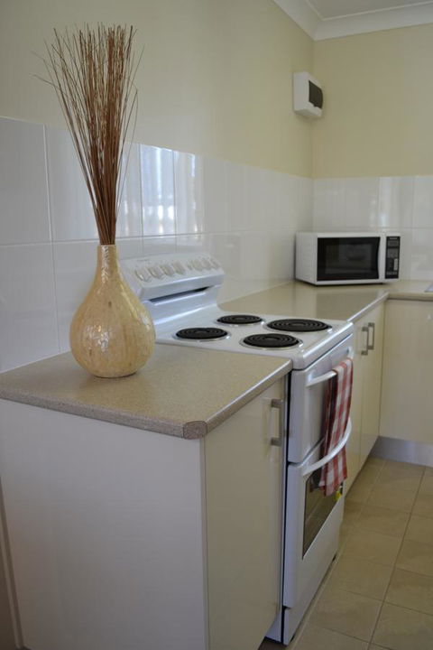 Sundial Holiday Units - Accommodation Rockhampton 17