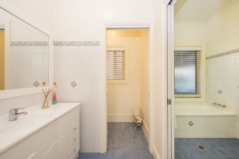 Colonial Court Villas - Accommodation Rockhampton 6