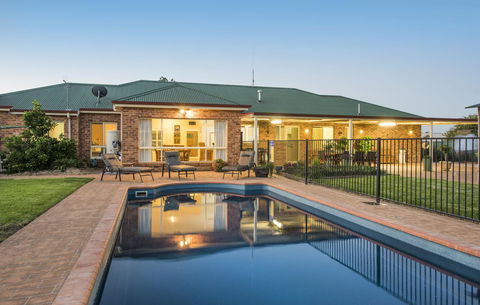 Colonial Court Villas - Accommodation Rockhampton 2