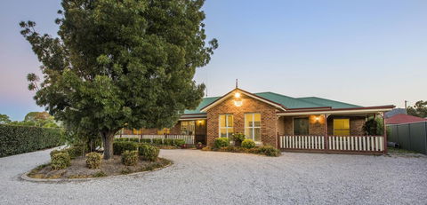 Colonial Court Villas - Accommodation Rockhampton 4