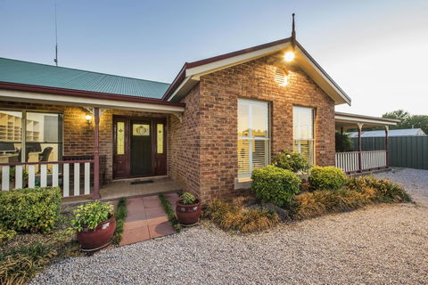 Colonial Court Villas - Accommodation Rockhampton 1
