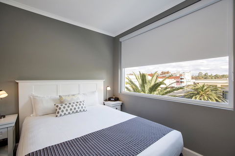 CH Boutique Hotel & Apartments, Ascend Hotel Collection - Accommodation Rockhampton 26