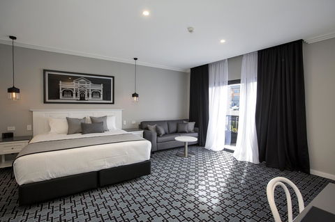 CH Boutique Hotel & Apartments, Ascend Hotel Collection - Accommodation Rockhampton 1