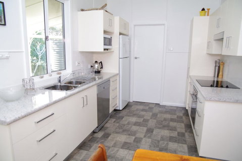 Fleur Cottage, 7 Willow Street - Accommodation Rockhampton 2