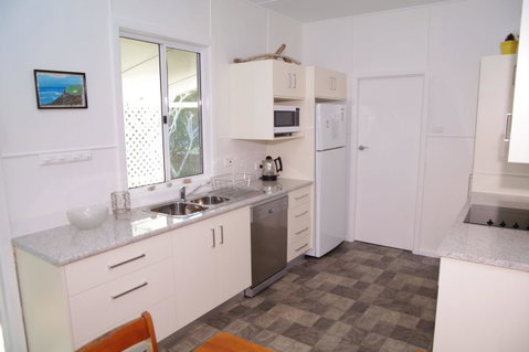 Fleur Cottage, 7 Willow Street - Accommodation Rockhampton 7