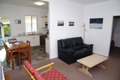 Fleur Cottage, 7 Willow Street - Accommodation Rockhampton 8