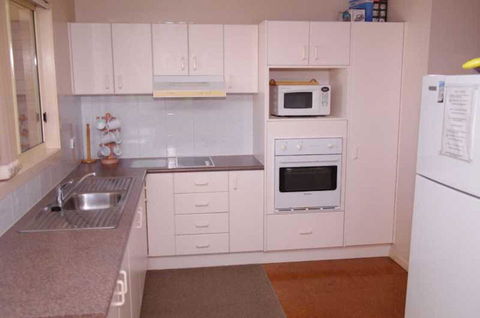 Bellhaven 2, 17 Willow Street - Accommodation Rockhampton 0