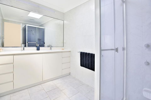 Neptune I Absolute Beachfront I Stunning Views - Accommodation Rockhampton 20