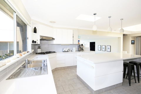 Neptune I Absolute Beachfront I Stunning Views - Accommodation Rockhampton 8